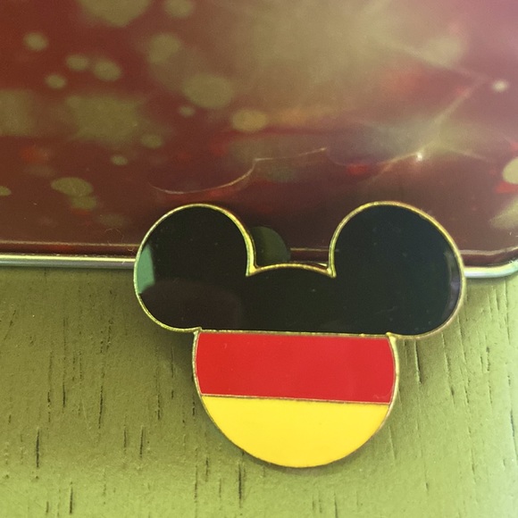 Vintage DisneyLand Resort Paris Official Pin Trading 2008 Mickey Mouse ! - Picture 6 of 7